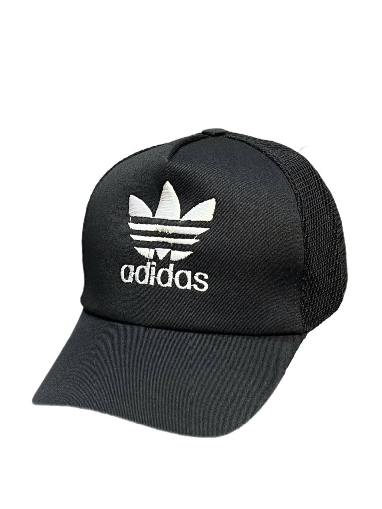 کلاه کپ ورزشی پشت تور